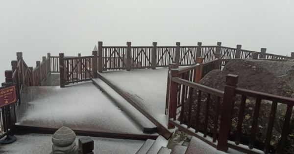 Xuất hiện mưa tuyết hiếm gặp trên đỉnh Fansipan, mưa đá ở Lai Châu