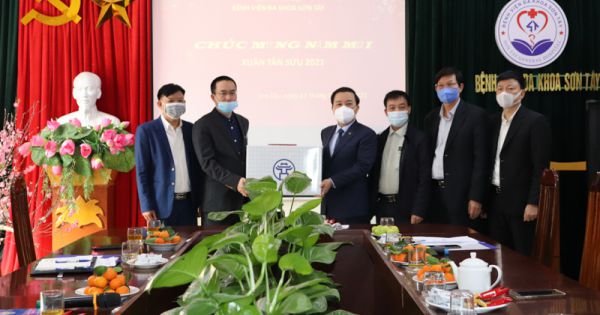 Phó Chủ tịch UBND TP Hà Nội Chử Xuân Dũng thăm, chúc Tết bệnh nhân, cán bộ y bác sĩ Bệnh viện đa khoa Sơn Tây