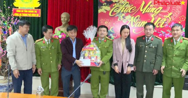 Quảng Trị: Lãnh đạo Công an tỉnh chúc Tết và trao thưởng của Bộ Công an cho Công an TP Đông Hà