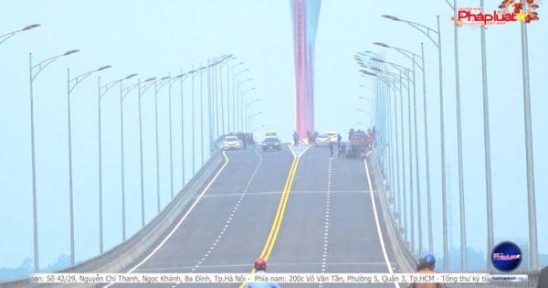 Người dân vô tư dừng, đỗ xe “check in” trên cây cầu 950 tỷ đồng
