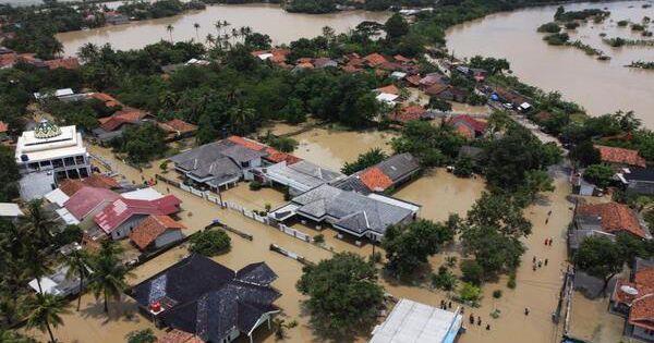Đảo Indonesia chìm trong biển lũ, hàng nghìn người phải sơ tán