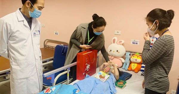 Bé gái rơi từ tầng 12 chung cư tại Hà Nội đã xuất viện trở về nhà
