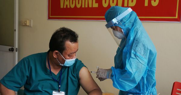 100 nhân viên y tế ở Đà Nẵng tiêm vaccine phòng Covid-19