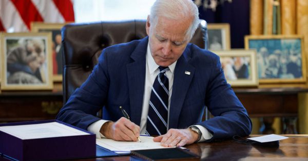 Tổng thống Biden ký ban hành gói cứu trợ ứng phó với Covid-19 trị giá 1.900 tỷ USD
