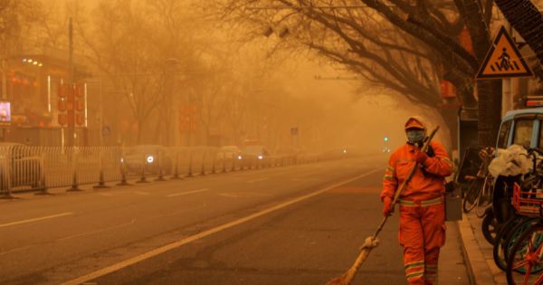Bắc Kinh hứng chịu trận bão cát tồi tệ, không khí đặc biệt ô nhiễm