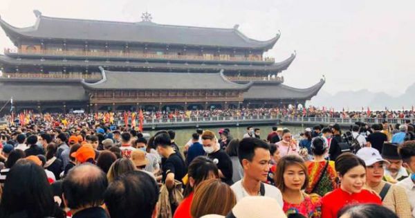 Đón 5 vạn người dịp cuối tuần, chùa Tam Chúc quá tải phải dừng bán vé
