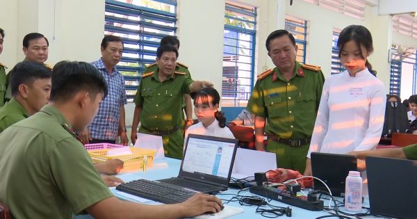 Đoàn công tác Công an tỉnh An Giang thăm và thưởng nóng cho địa phương đạt chỉ tiêu thu nhận trên 600 hồ sơ CCCD chỉ trong 01 ngày