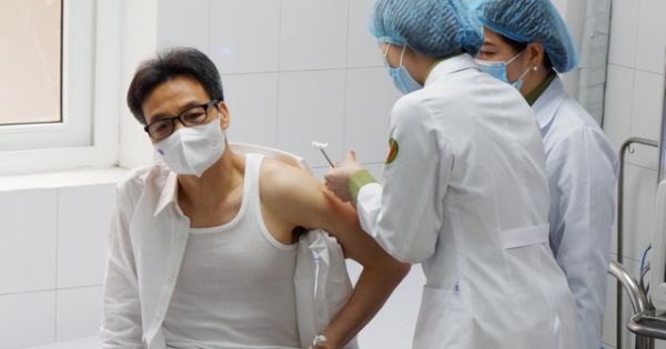 Phó Thủ tướng Vũ Đức Đam tiêm thử nghiệm vắc xin Covid-19 của Việt Nam