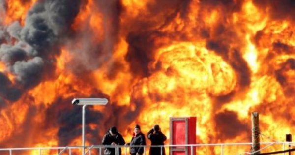 Cháy nổ dữ dội tại nhà máy lọc dầu Indonesia