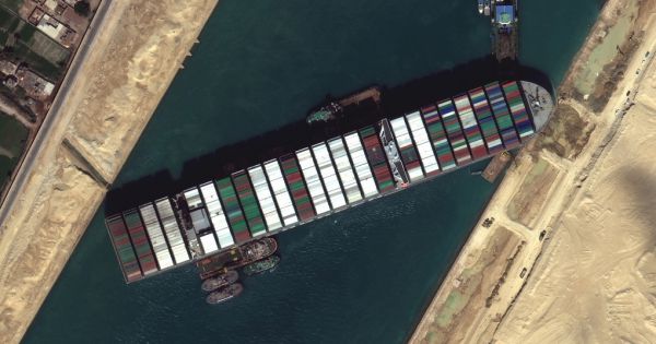 Ai Cập sẽ đòi chủ tàu chắn kênh Suez bồi thường thiệt hại
