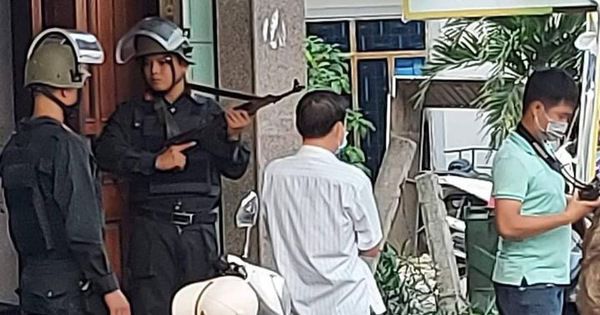 Công an mặc áo giáp, mang súng phong tỏa căn nhà ở TP Quảng Ngãi