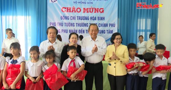 Phó Thủ tướng Thường trực Trương Hòa Bình thăm Trung tâm Nuôi dạy trẻ khuyết tật Võ Hồng Sơn, dâng hương địa đạo Hiệp Phổ Nam