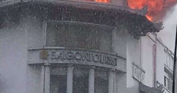 Khách sạn Đồng Khánh ở quận 5, TP HCM bốc cháy dữ dội