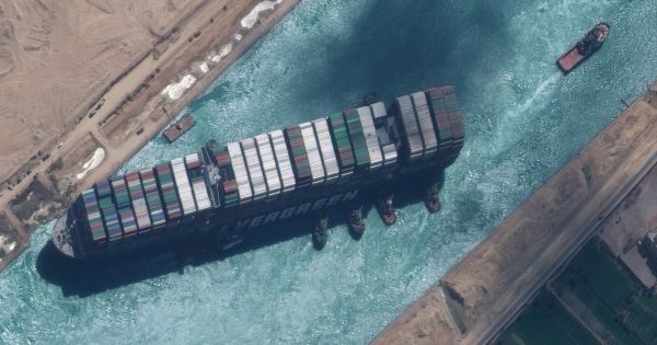Tàu Ever Given bị cấm rời kênh đào Suez, phải bồi thường 1 tỷ USD