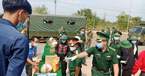Cộng đồng gốc Việt tại Campuchia tiếp nhận hàng chục tấn hàng thiết yếu