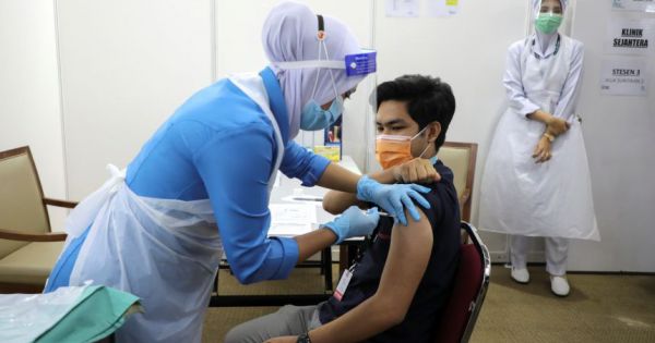 40 nhân viên y tế Malaysia mắc Covid-19 dù tiêm đủ 2 liều vaccine