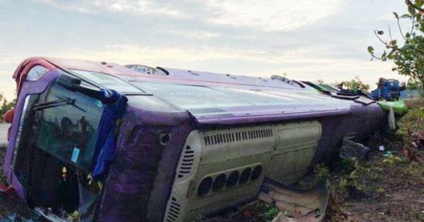 Lật xe khách giường nằm, hơn 40 người bị thương tại Đắk Lắk