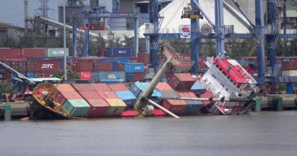 Tàu nước ngoài gặp nạn ở Tân cảng Hiệp Phước, nhiều container rơi xuống sông