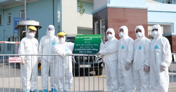 Vietcombank trao tặng 5 tỷ đồng và 10.000 suất ăn hỗ trợ Bệnh viện K cơ sở Tân Triều chống dịch COVID-19