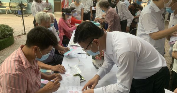 Bộ trưởng Bộ Tư pháp Lê Thành Long bầu cử tại khu vực bỏ phiếu số 4, phường Giảng Võ