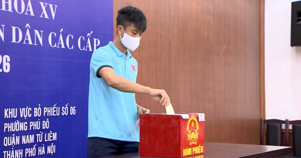 Đội tuyển Việt Nam và ĐT U22 Việt Nam nô nức đi bầu