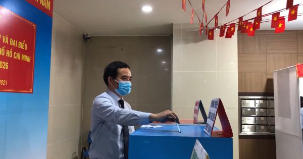 Tân Bí thư Thành ủy Hải Phòng bỏ phiếu tại phường Tân Phong, Q7, TP HCM
