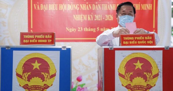 Trưởng ban Tuyên giáo Trung ương bỏ phiếu tại quận Tân Bình