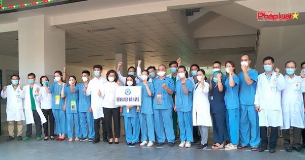 10 cán bộ y, bác sĩ, điều dưỡng làm việc tại Bệnh viện Đà Nẵng lên đường hỗ trợ Bắc Giang