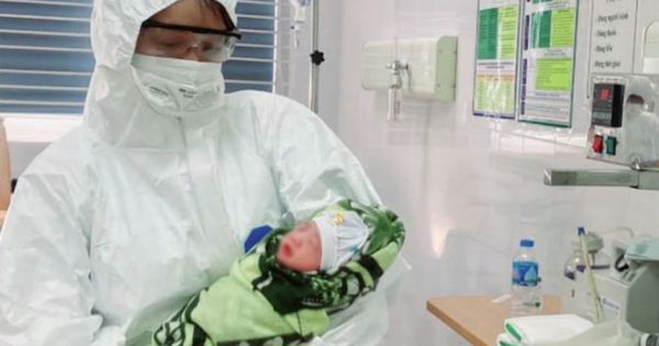 Em bé thứ 4 chào đời từ mẹ mắc COVID-19 tại BV Bệnh Nhiệt đới Trung ương