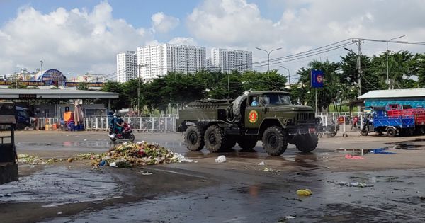 TP Hồ Chí Minh: Quân đội phun khử khuẩn toàn bộ chợ đầu mối Bình Điền