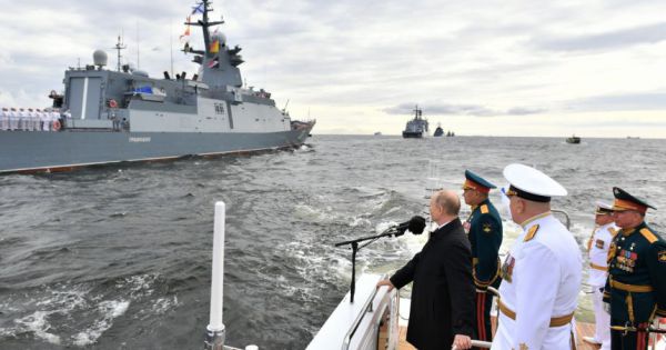 Tàu chiến Nga duyệt binh kỷ niệm Ngày Hải quân