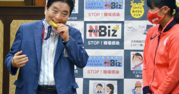 Thị trưởng Nhật từng cắn huy chương Olympic mắc Covid-19