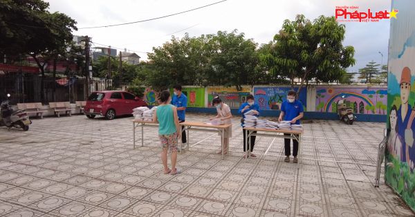Quận Long Biên, Hà Nội: Kịp thời vận chuyển sách giáo khoa cho học sinh trước thềm năm học mới