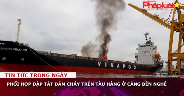 Phối hợp dập tắt đám cháy trên tàu hàng ở cảng Bến Nghé