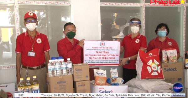 TP.HCM: tặng 3.000 “Túi hàng gia đình Chữ thập đỏ” hỗ trợ người dân bị ảnh hưởng bởi dịch bệnh COVID-19 tại 4 quận, huyện trên địa bàn.