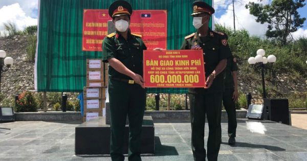 Bàn giao kinh phí hỗ trợ xây dựng công trình hữu nghị quân sự cho nước bạn Lào