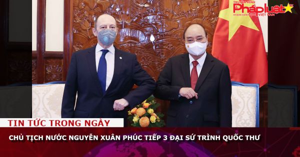 Chủ tịch nước Nguyễn Xuân Phúc tiếp 3 Đại sứ trình Quốc thư