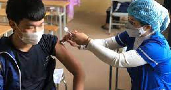 Ngày 27/11, Hà Nội bắt đầu tiêm vắc xin phòng COVID-19 cho học sinh lớp 9