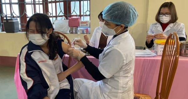 Bắc Giang: 4 học sinh sốc phản vệ sau tiêm vắc-xin có 2 em đã ra viện, 1 em tử vong