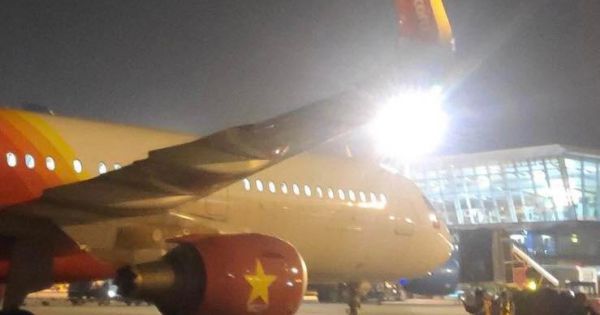 Hai máy bay va nhau gãy đầu mút cánh tại sân bay Nội Bài, phi công bị tịch thu bằng lái