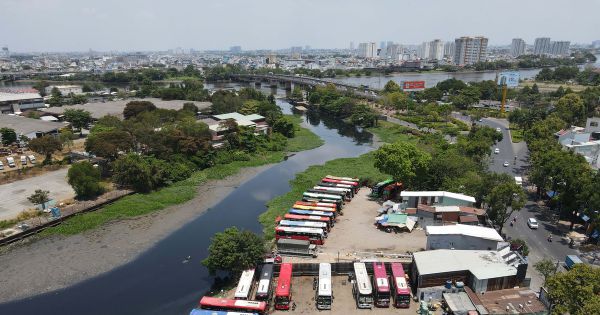 TP.HCM: Bình Thạnh cưỡng chế 2 bãi xe lấn chiếm cả ngàn mét vuông sông Bình Triệu