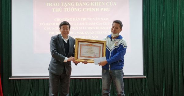 Chủ tịch UBND tỉnh Thanh Hóa tặng Bằng khen cho người hùng cứu cháu bé trong hỏa hoạn tại Hà Nội