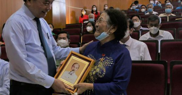 Chủ tịch nước Nguyễn Xuân Phúc trao quà Tết cho gia đình chính sách tại An Giang