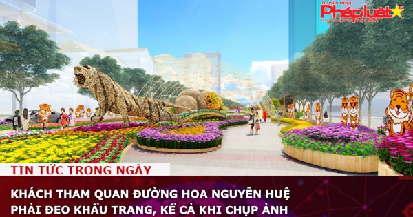 Khách tham quan đường hoa Nguyễn Huệ phải đeo khẩu trang, kể cả khi chụp ảnh