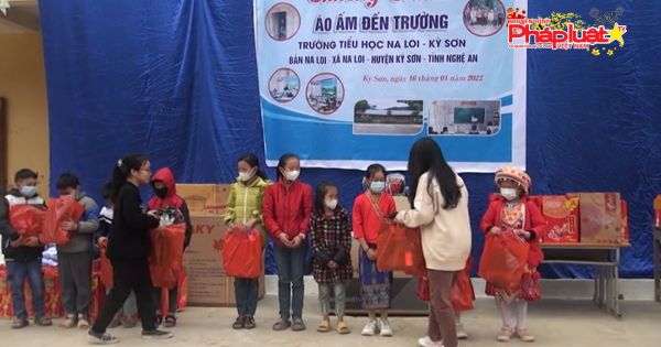Các nhóm thiện nguyện tại Nghệ An chung tay cùng chương trình “Áo ấm đến trường”