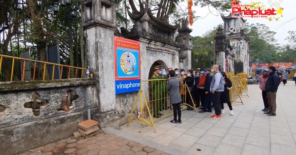 Nam Định: Đền Trần đóng cửa, người dân vái vọng từ ngoài cổng