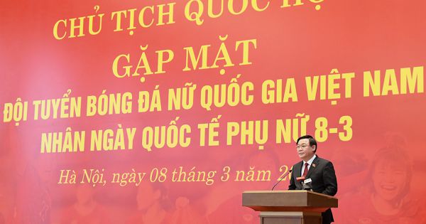 Chủ tịch Quốc Vương Đình Huệ gặp mặt đội tuyển bóng đá nữ Việt Nam