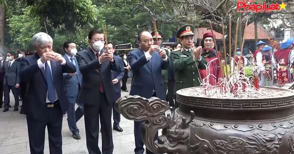 Chủ tịch nướcc Nguyễn Xuân Phúc cùng các lãnh đạo Đảng, Nhà nước dâng hương tưởng niệm các Vua Hùng