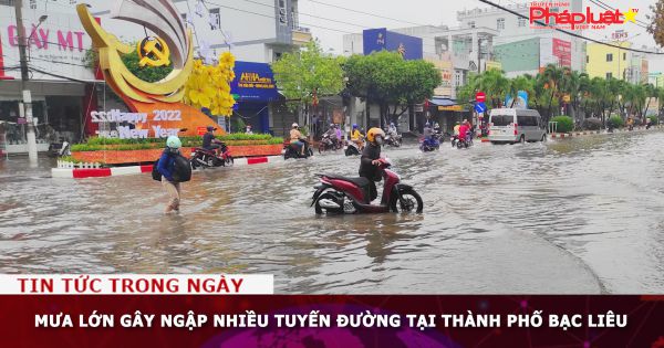 Mưa lớn gây ngập nhiều tuyến đường tại thành phố Bạc Liêu