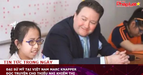 Đại sứ Mỹ tại Việt Nam Marc Knapper đọc truyện cho thiếu nhi khiếm thị